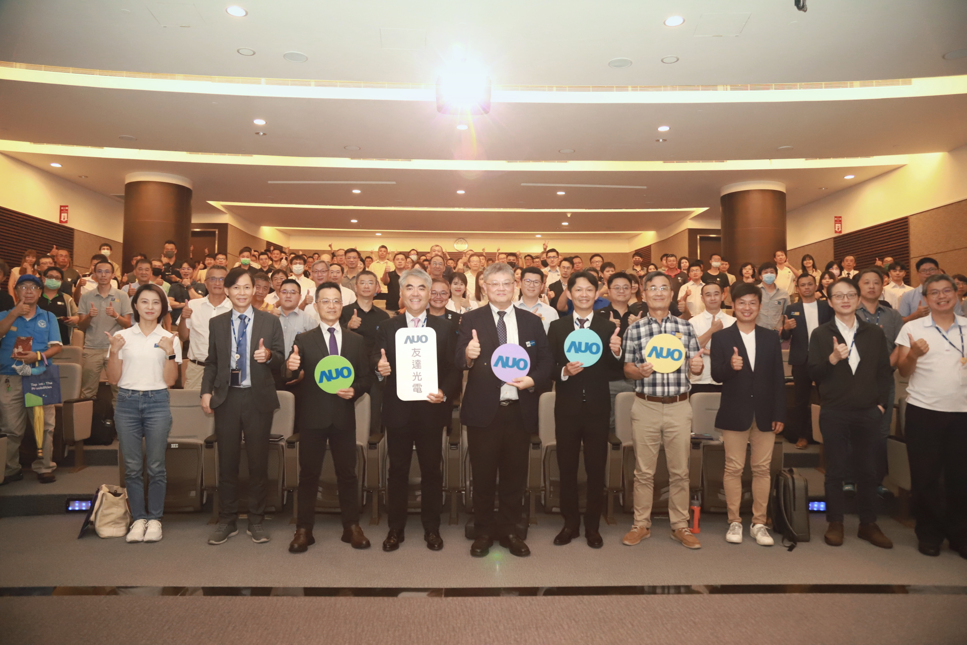 友達光電邀請領域專家共研再生能源發展、電力需求及建築物減碳等議題進行交流，盼共擘綠色永續生態圈的嶄新契機
