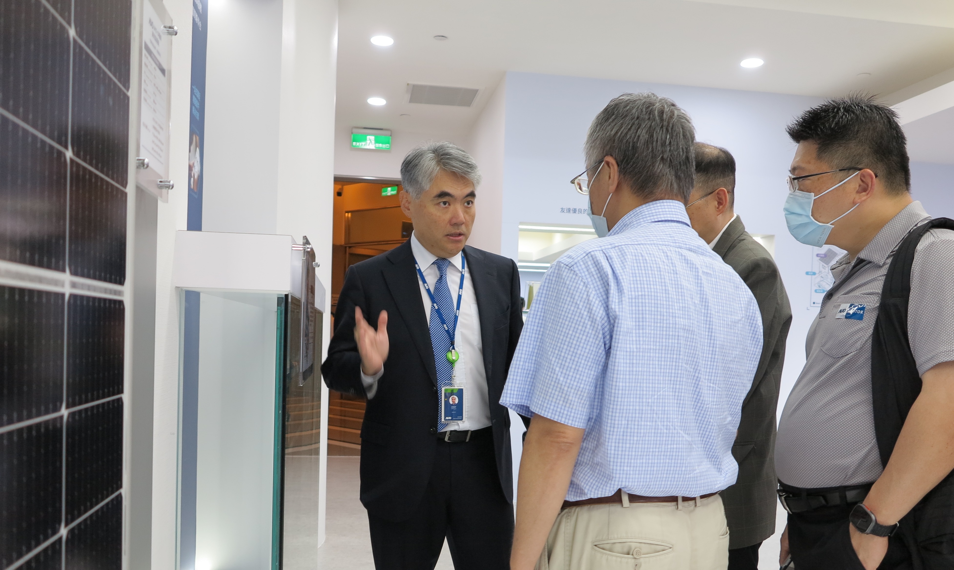 友達光電能源事業群總經理林恬宇分享友達落實太陽能建築一體化目標，協助企業邁向能源轉型的高效能低碳解方。