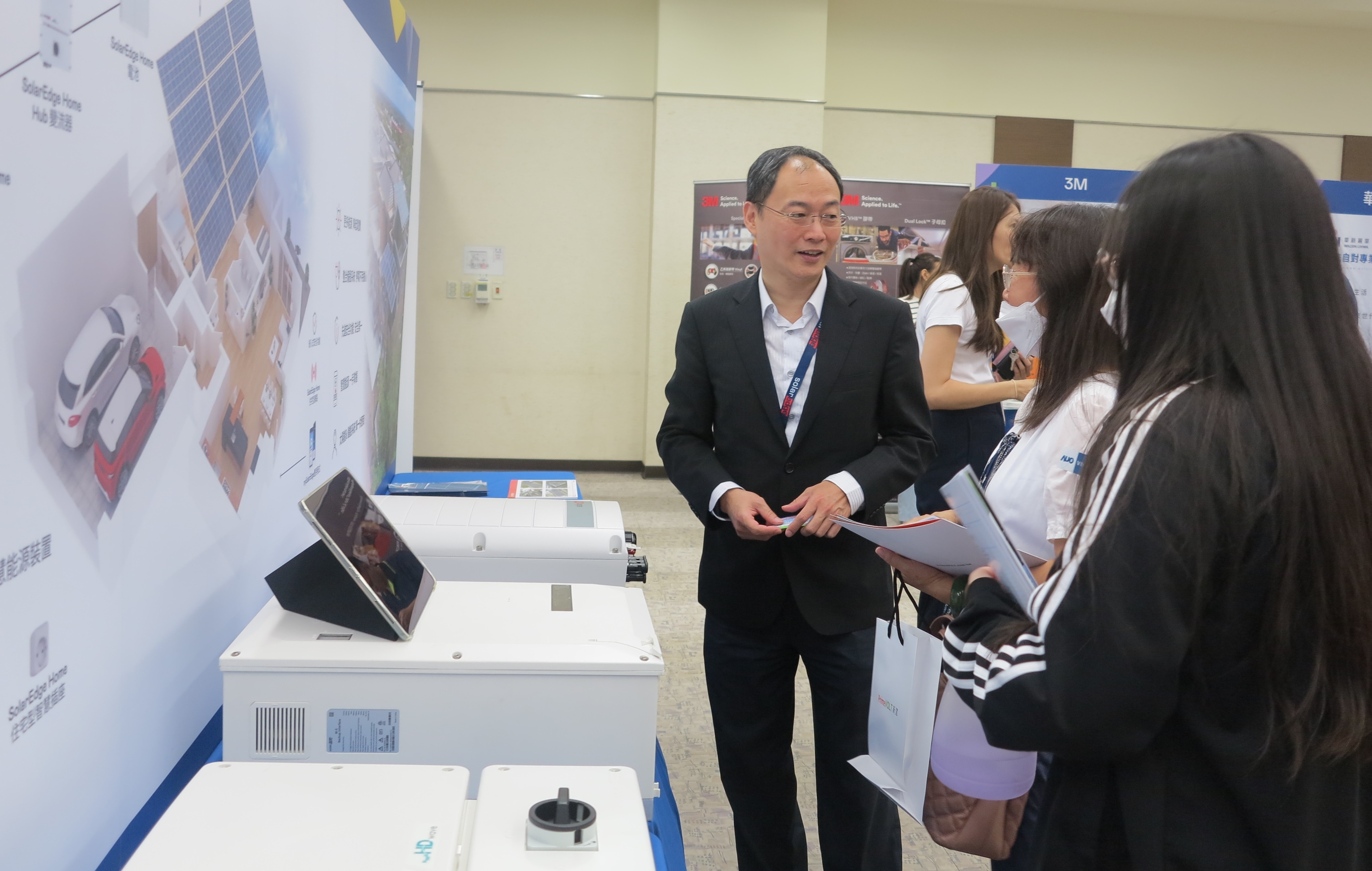 透過研討會產學界緊密交流與分享，提升參與人員借鏡及加深低碳概念，提升綠色能源產業之韌性。